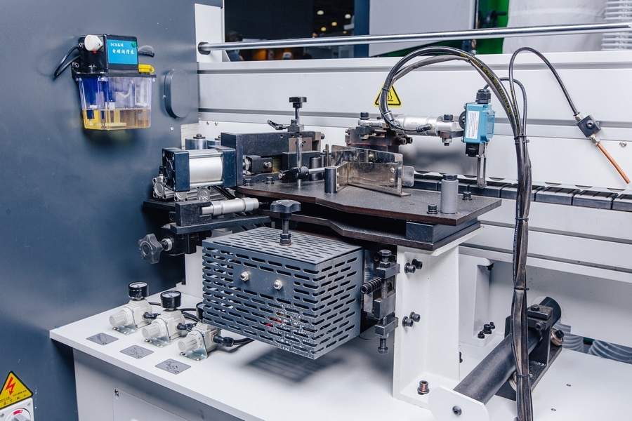 Станок для облицовывания кромок мебельных деталей WoodTec X600